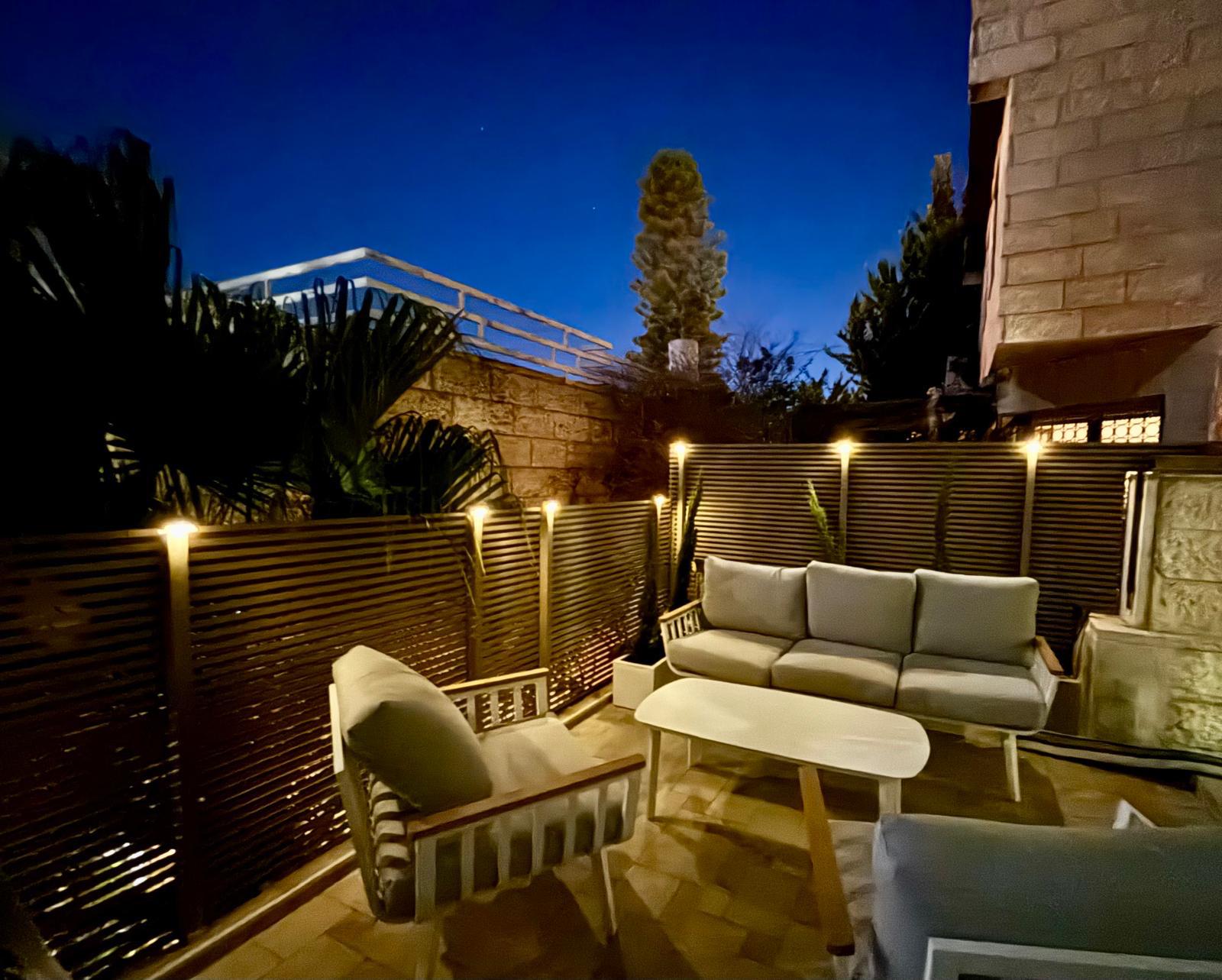 גדר רפפות אלומיניום עם תאורת עמוד