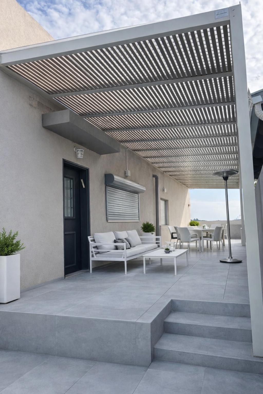 פרגולת רפפות אפורה לפטיו מודרני