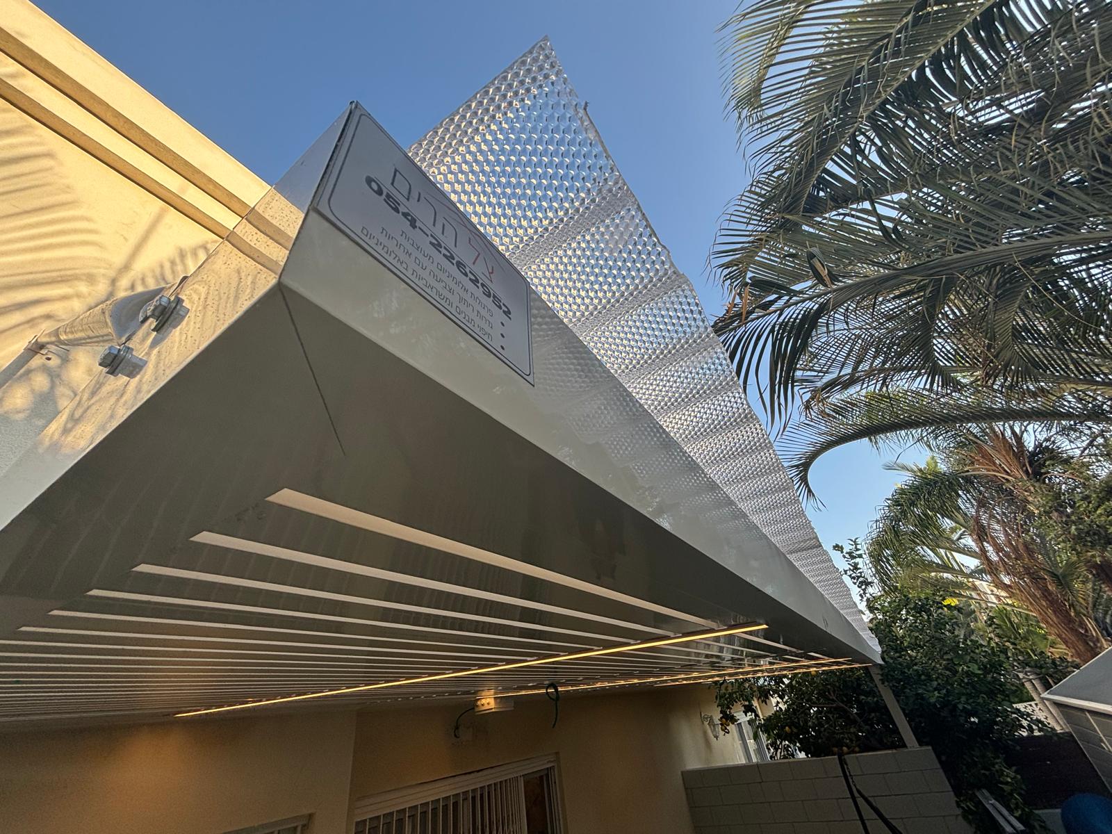 פרגולה עם פנל מחורר דקורטיבי ותאורת לד